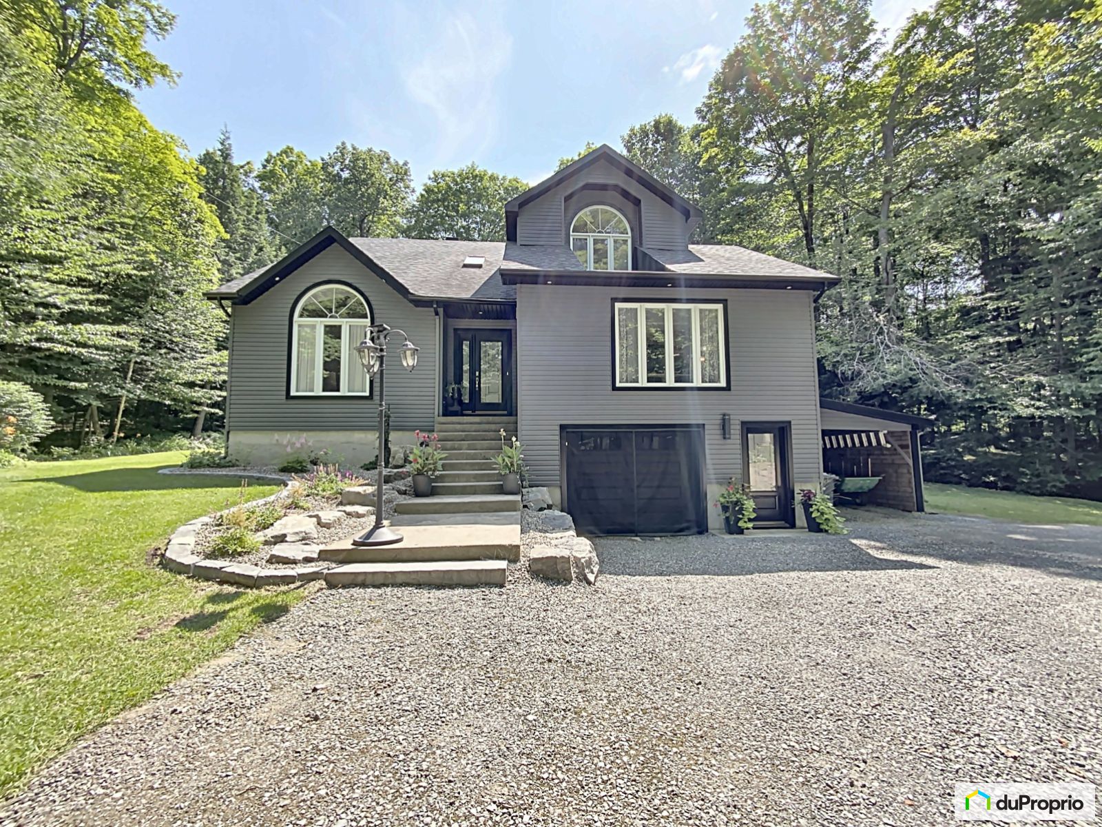 Maison 2 étages à vendre Rigaud 4 chambres 1 salle de bain 1049039