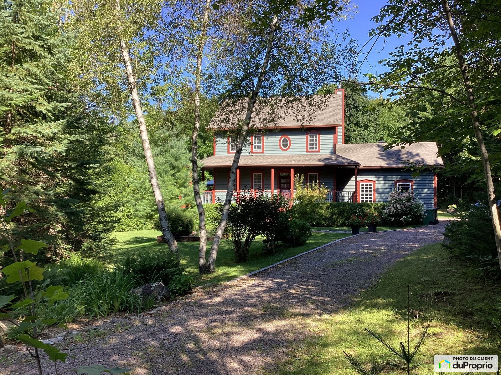 Maison 2 étages à vendre SteAnneDesLacs 3 chambres 1 salle de bain