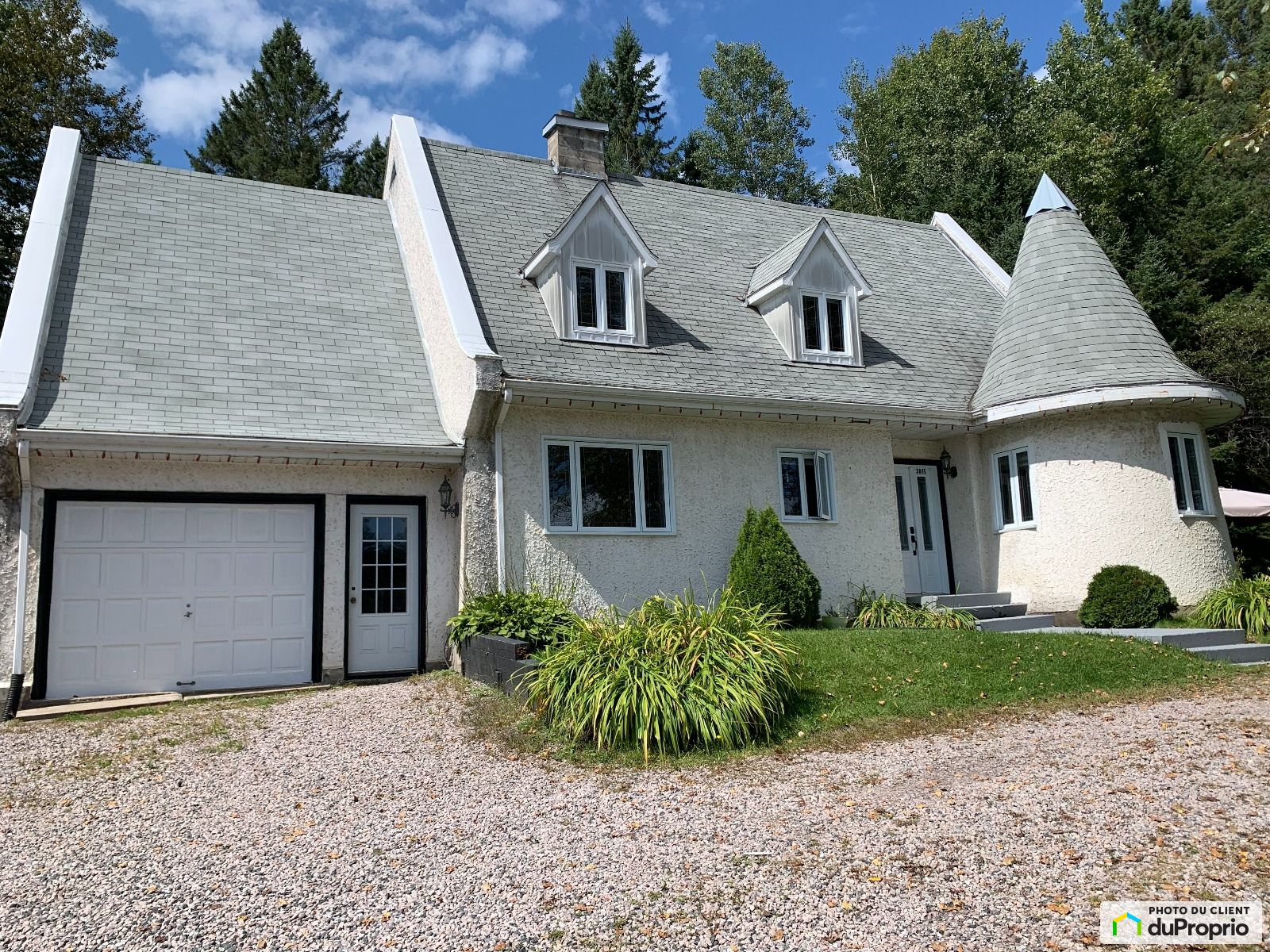 Maison 2 étages à vendre MontLaurier 5 chambres 2 salles de bain 1052407