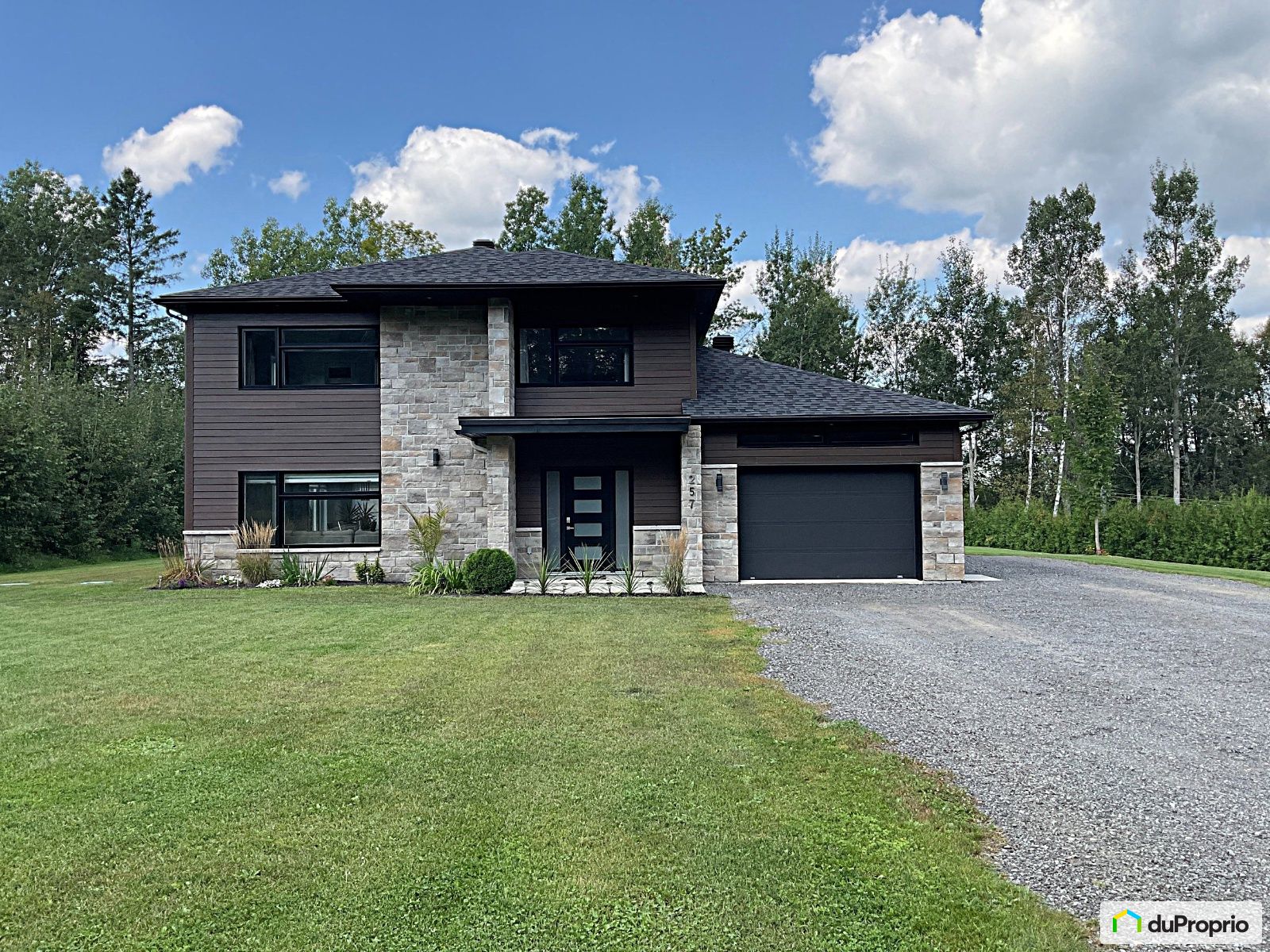 Maison 2 étages à vendre StGabrielDeBrandon 3 chambres 1052591