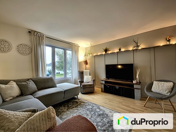 Living Room - 1499 rue des Herbes, Val-Bélair for sale