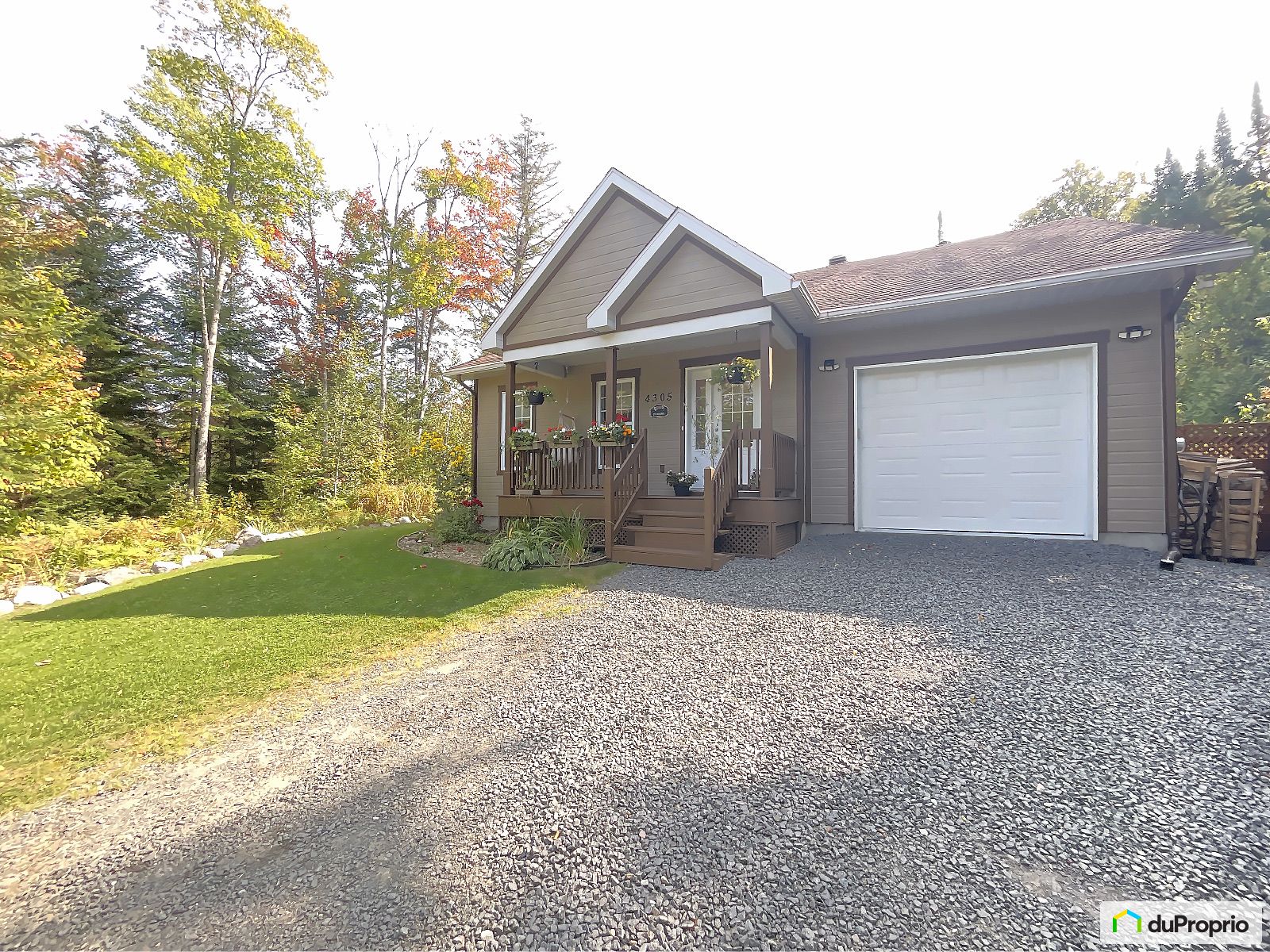 Bungalow à vendre ValMorin 4 chambres 2 salles de bain 1053641