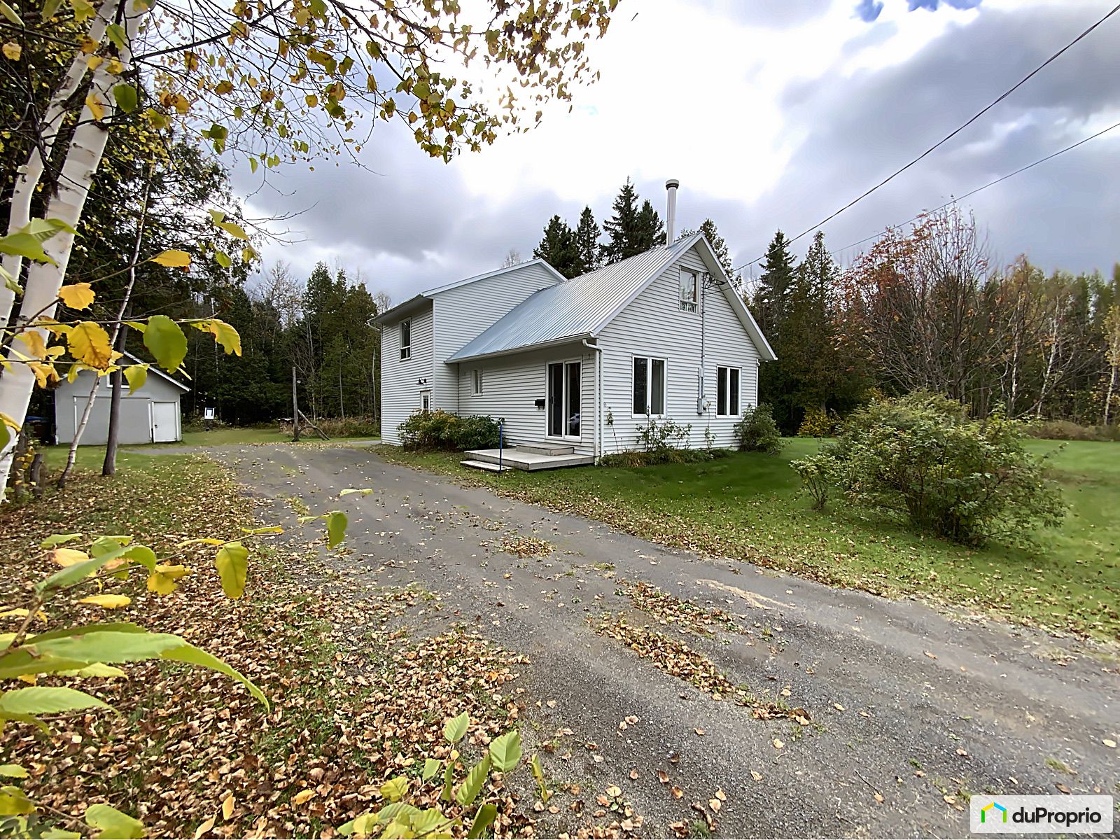 Maison 2 étages à vendre StAimeDesLacs 2 chambres 1 salle de bain