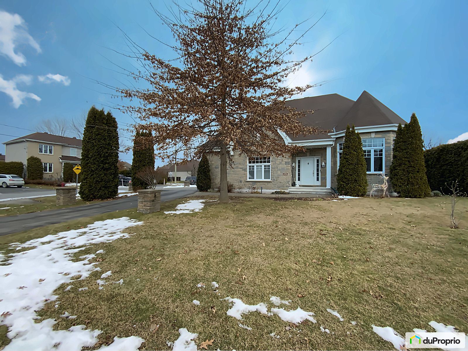 Maison à deux paliers à vendre StZotique 4 chambres 1 salle de bain 1060046