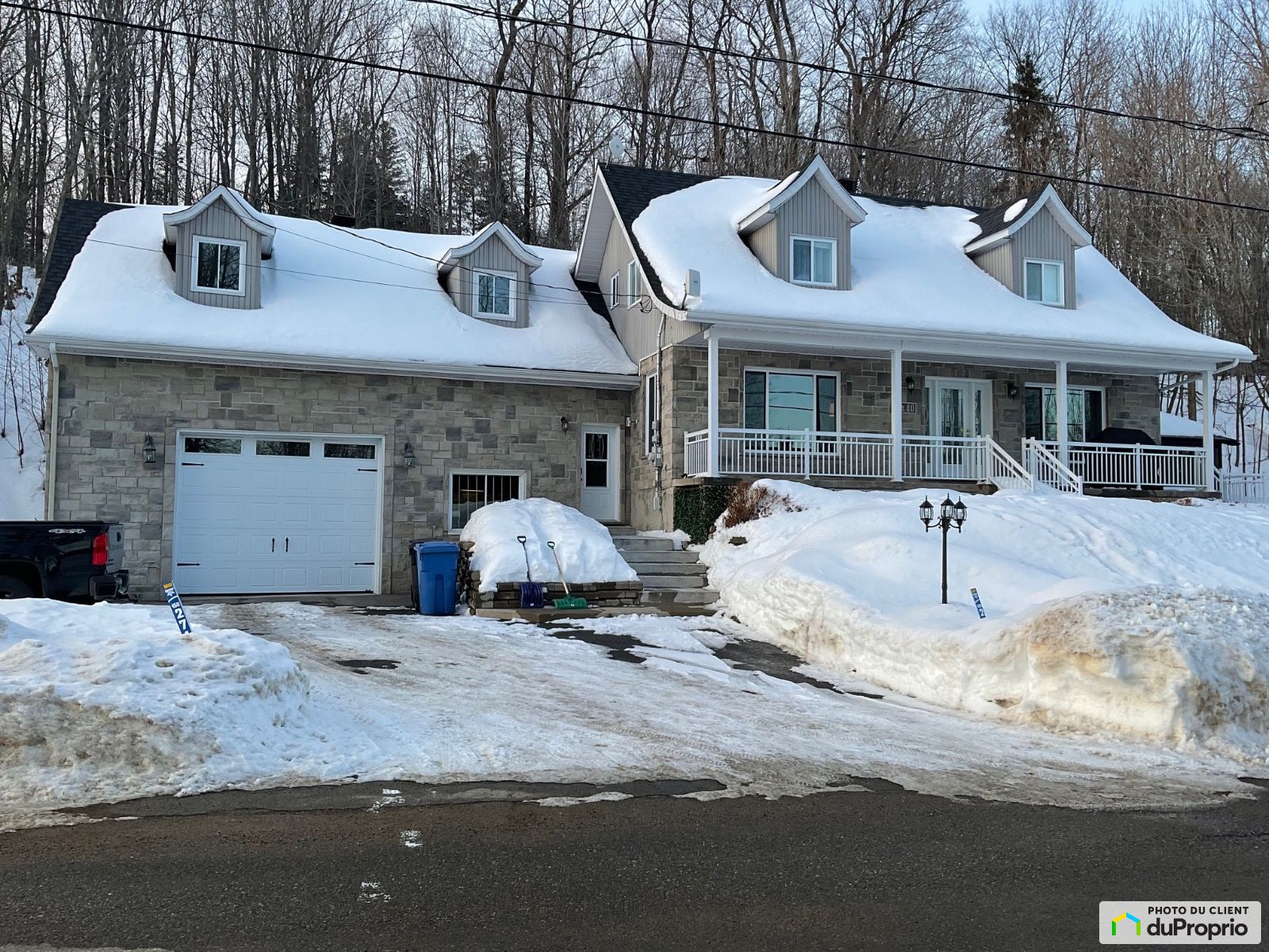 Maison 2 étages à vendre StJeanDeMatha 4 chambres 2 salles de bain