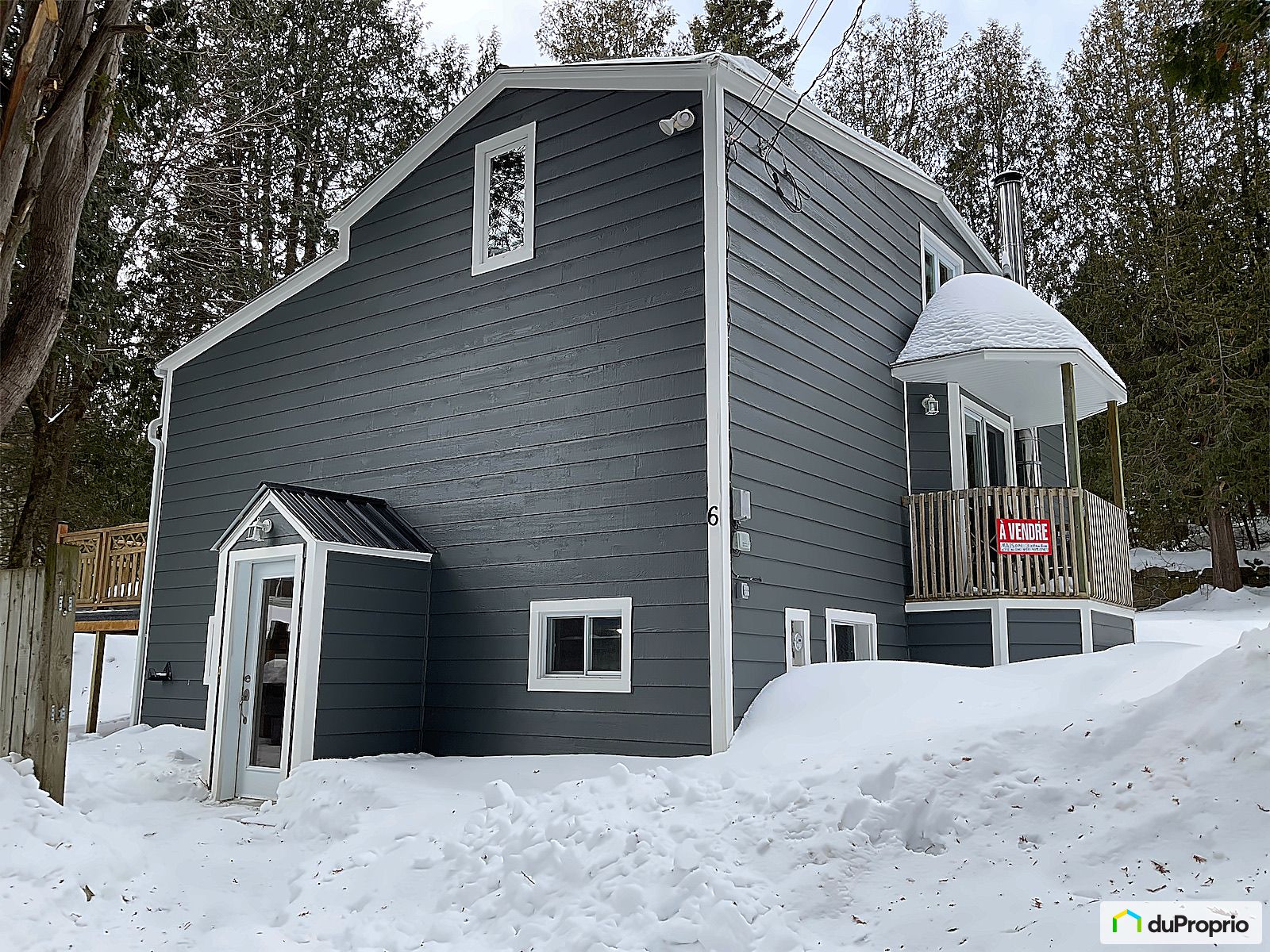 Maison 2 étages à vendre SteAnneDesLacs 3 chambres 1 salle de bain