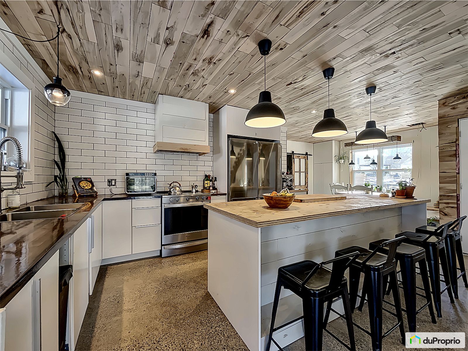 Maison 2 étages à vendre Bromont 8 chambres 3 salles de bain 1067029