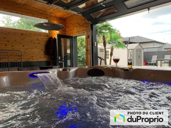 Pool and hot tub - 93 rue des Roses, Victoriaville for sale