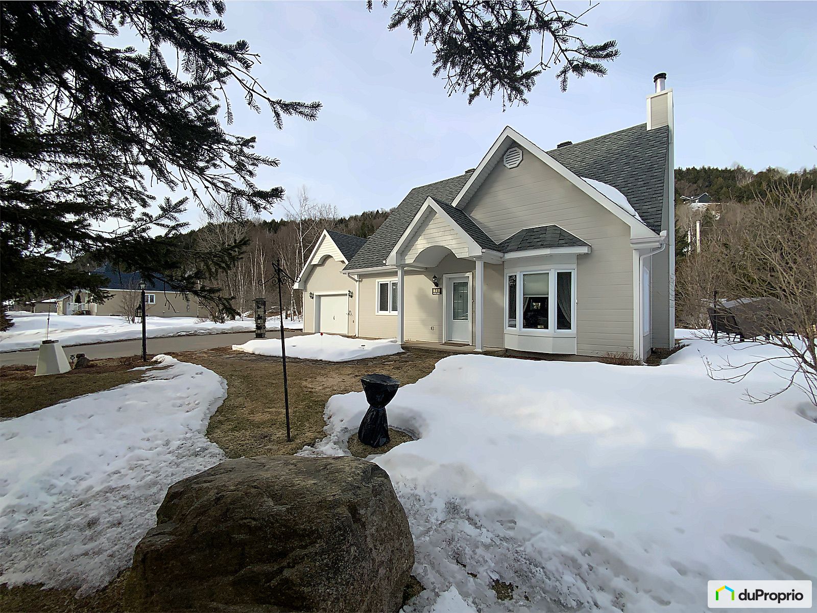Maison 2 étages à vendre StJeanDeMatha 3 chambres 1 salle de bain