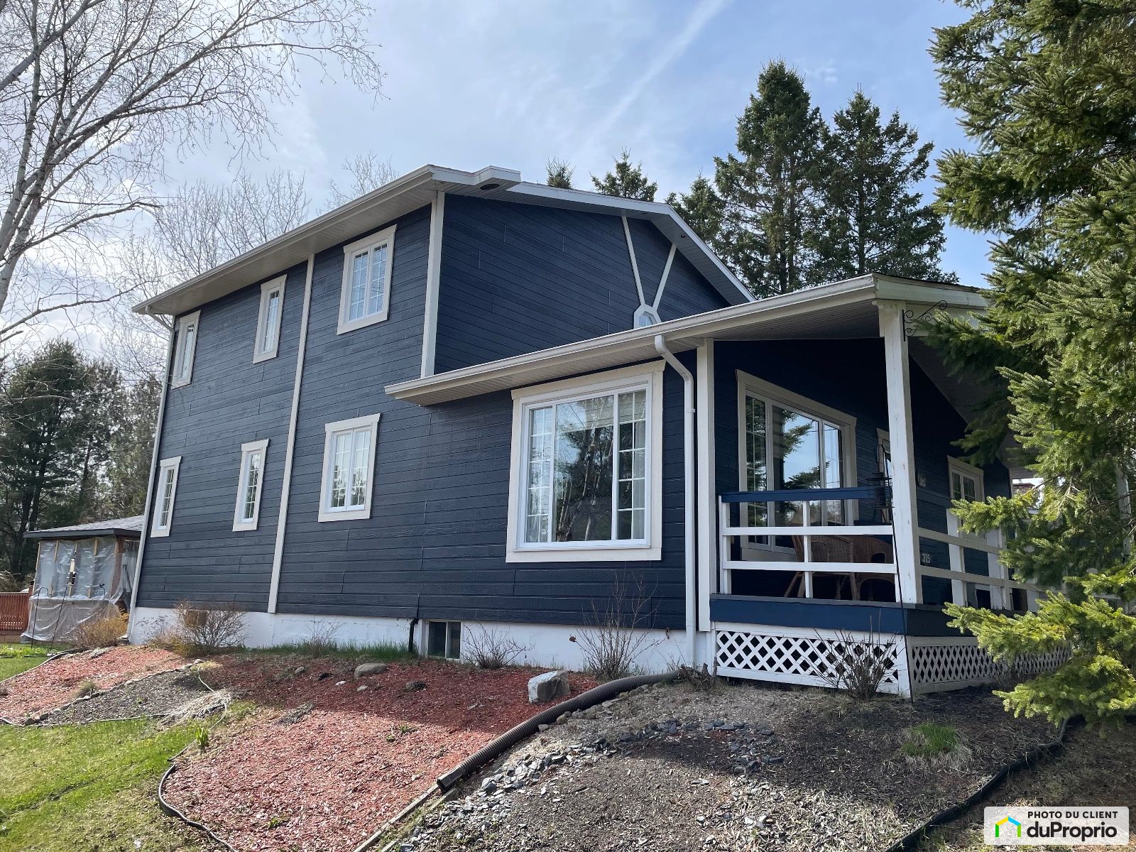 Maison 2 étages à vendre StJeanDeMatha 3 chambres 2 salles de bain