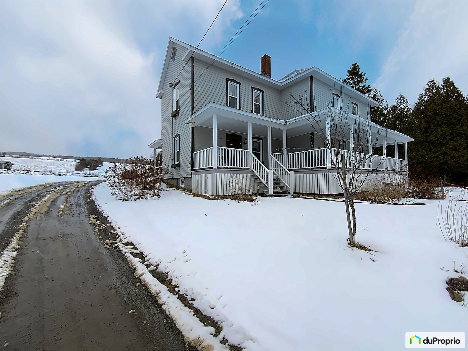 Maison 2 étages à vendre StJusteDuLac 3 chambres 3 salles de bain