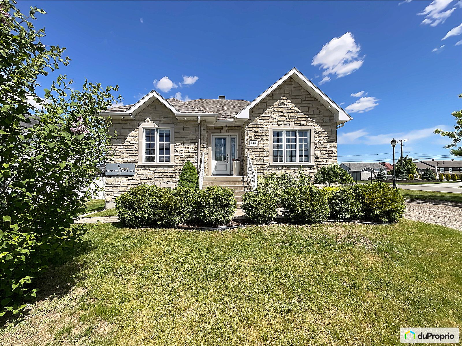 Bungalow à vendre Louiseville 4 chambres 2 salles de bain 1076006