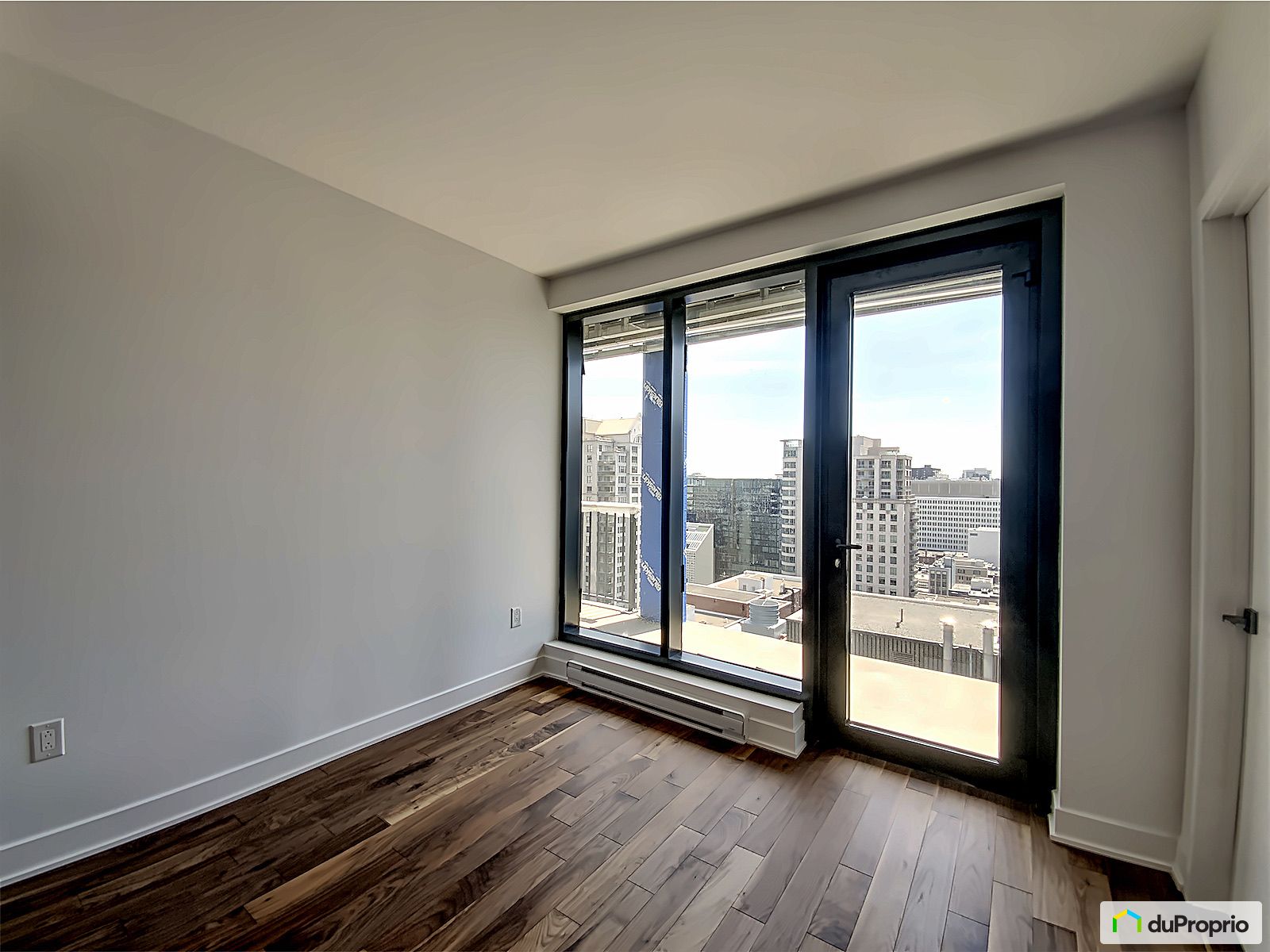 1906 2060 Rue Peel — photo 2