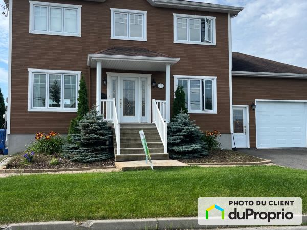 Summer Front - 322 avenue Albert-Rousseau, Alma for sale