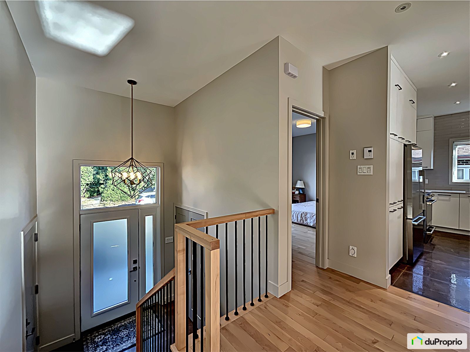 954 2E Avenue — photo 3