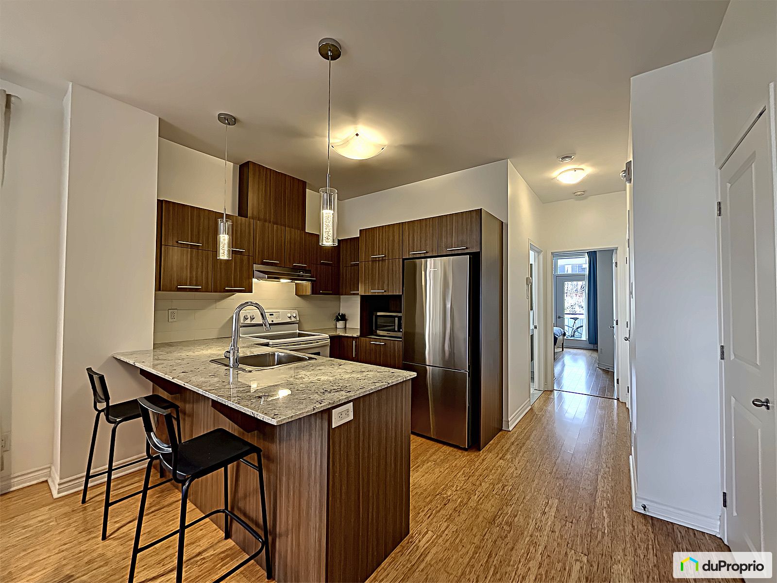 3 2244 Rue Victoria — photo 1