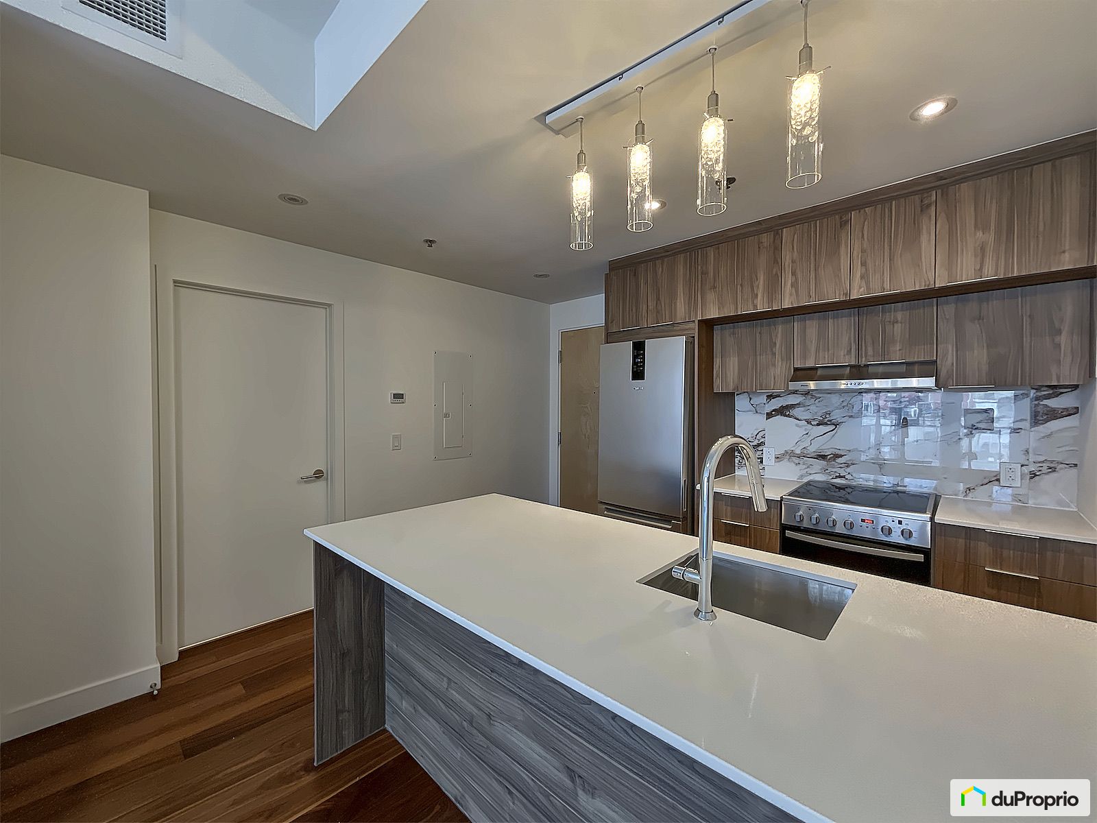 315 385 Rue Saint Martin — photo 3
