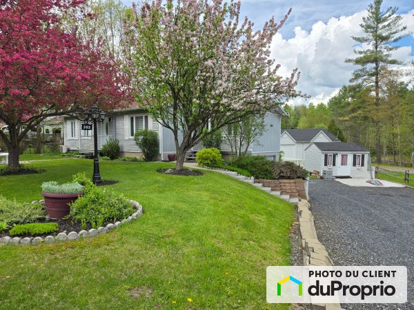 305 rue Bay, Ayer&#39;s Cliff for sale