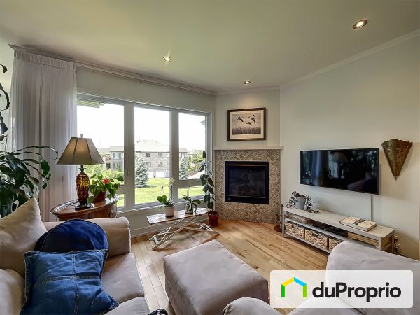 Salon - 208-3540, rue Edmond-Hardy, Longueuil (Vieux-Longueuil) à vendre