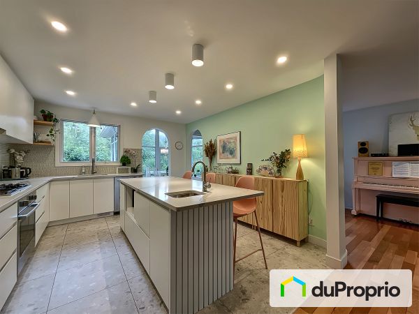 242 rue du Dauphiné, St-Lambert for sale
