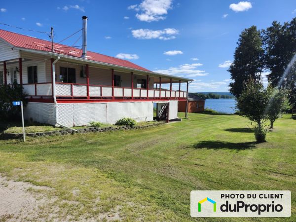 Summer Front - 19 rue Principale, Lac-Cayamant for sale