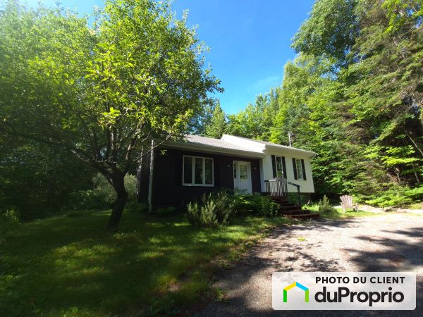 83 chemin des Couleurs, St-Sauveur for sale