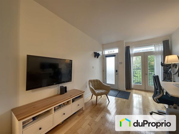 Salon - 4362 rue Saint-Urbain, Le Plateau-Mont-Royal à vendre