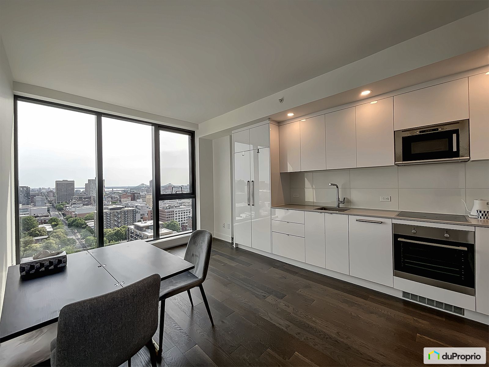 2117 1 Boulevard De Maisonneuv — photo 1