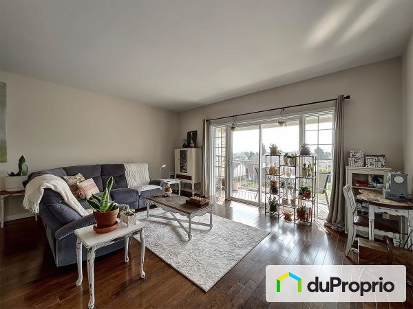 Salon - 304-308 rue Simonds Sud, Granby à vendre