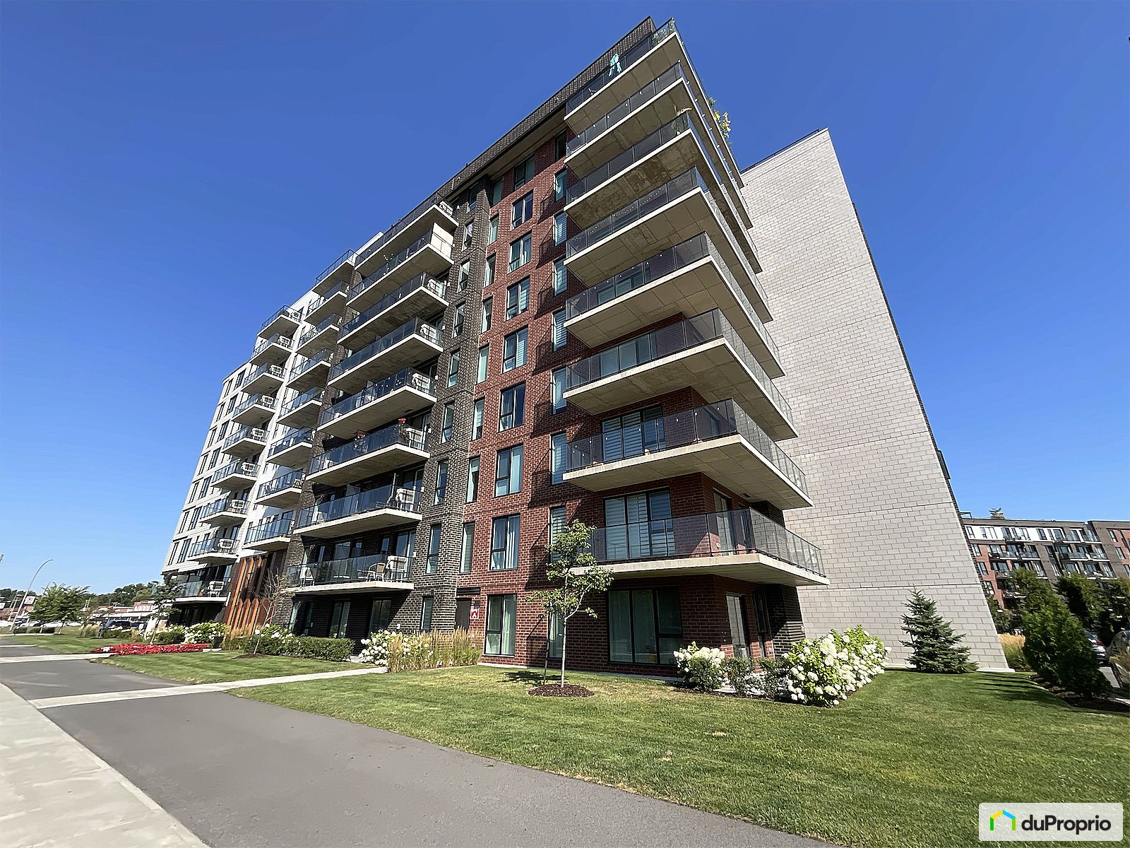 211 10 Avenue Donegani — photo 1