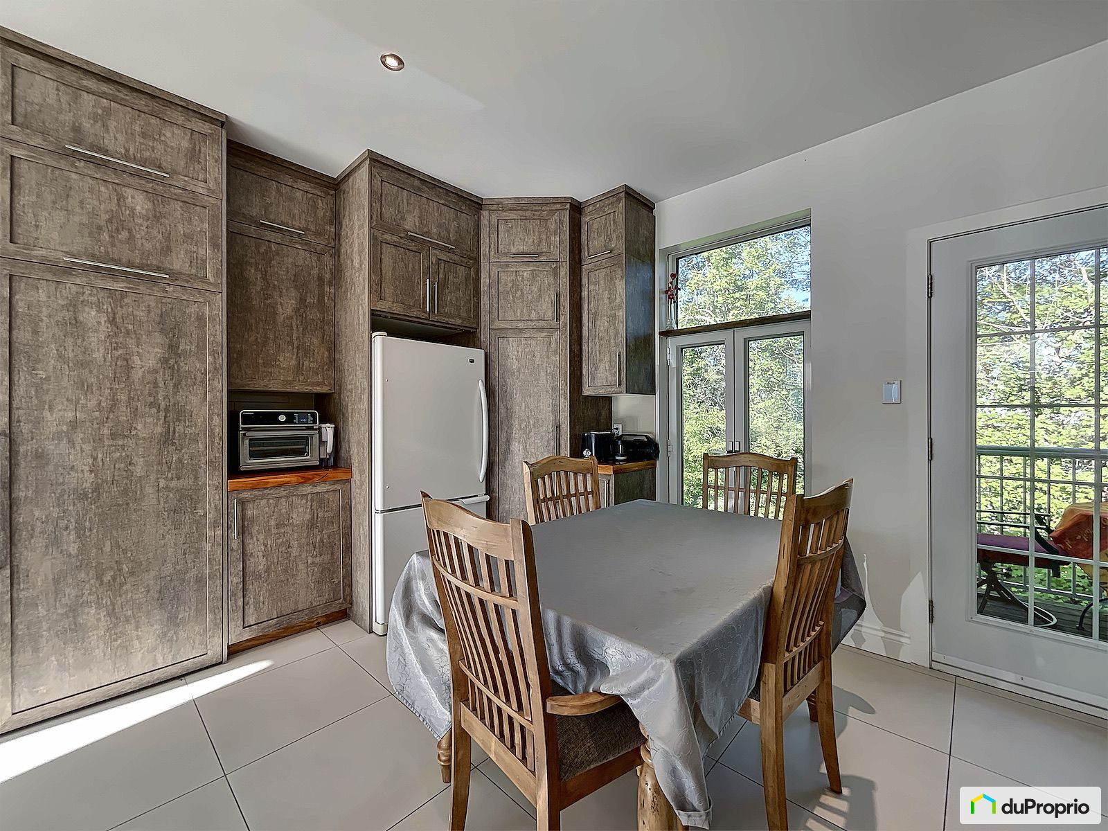 211 Avenue Royale — photo 3