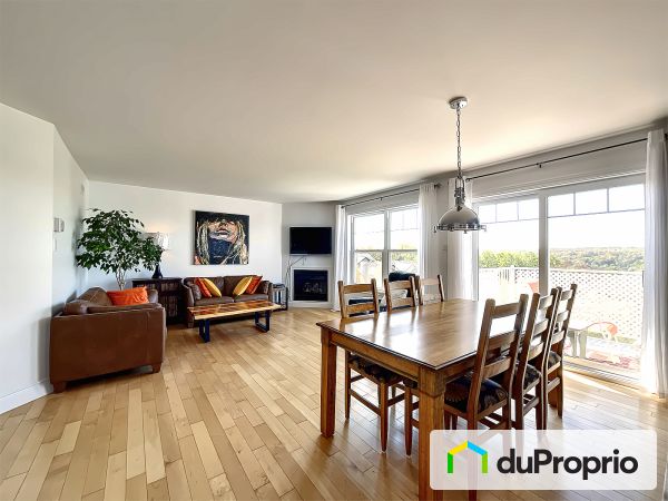 Living / Dining Room - 741 rue Saint-Alphonse Sud, Magog for sale