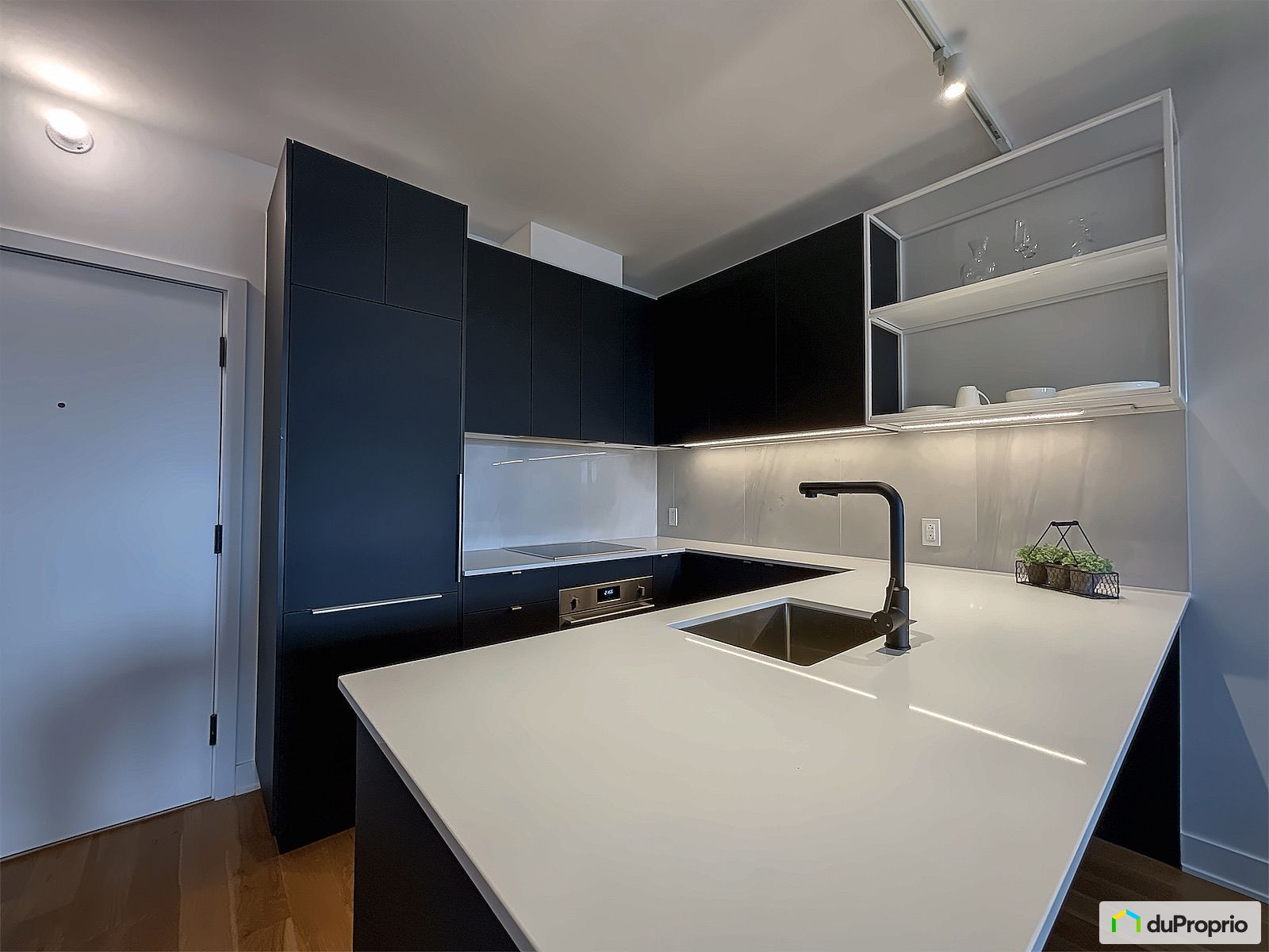 731 2180 Rue Sainte Catherine — photo 3