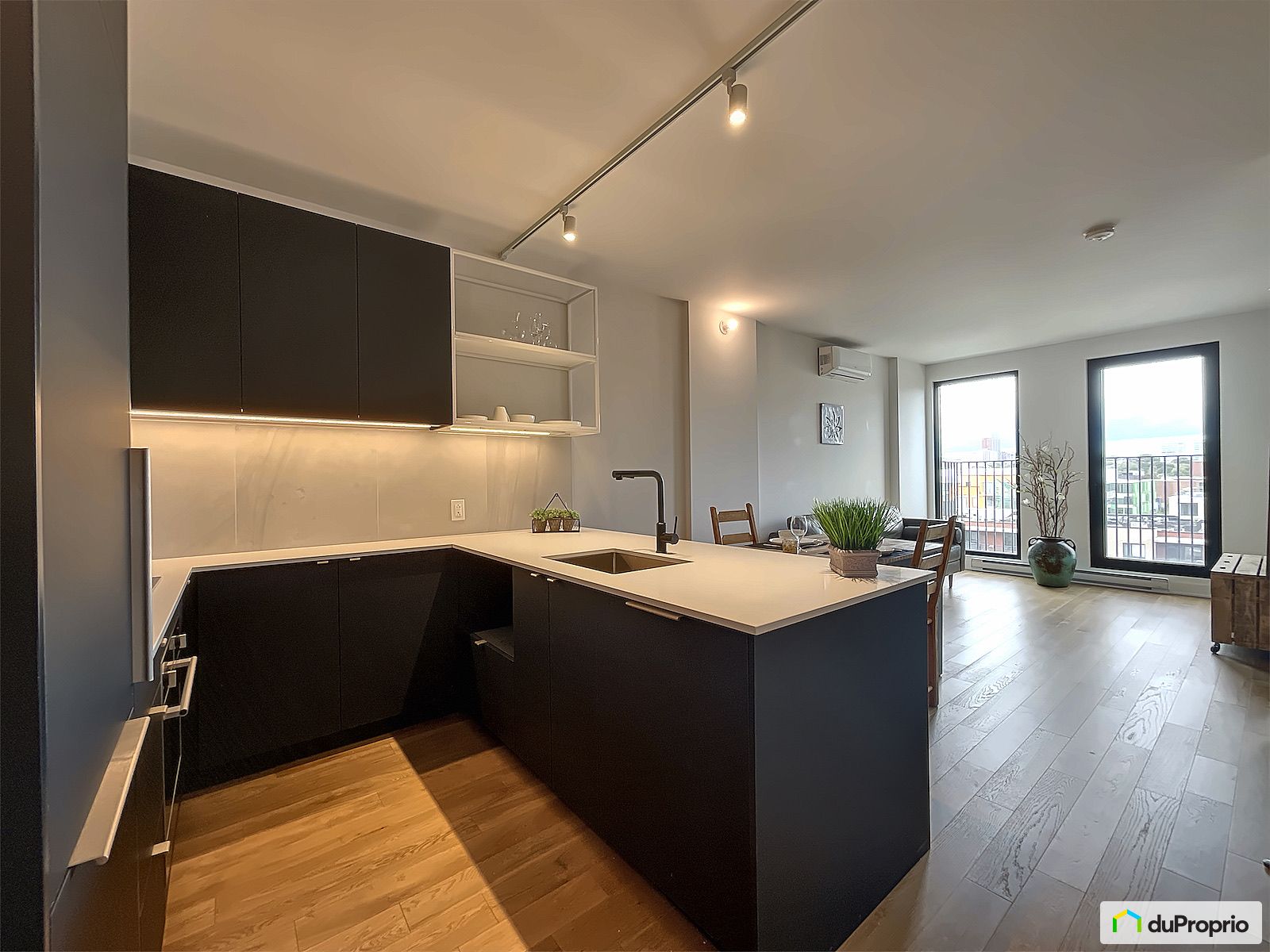 731 2180 Rue Sainte Catherine — photo 1