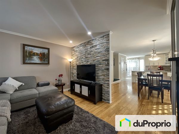 Salon - 344, rue Medard Bourgault, Ste-Rose à vendre