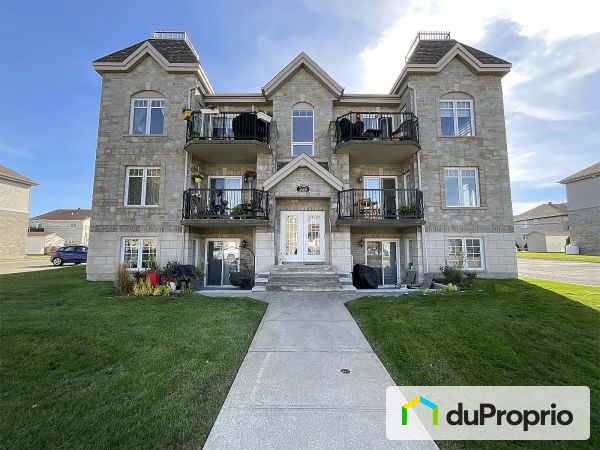 4-220 rue Marie-Victorin, St-Eustache for sale