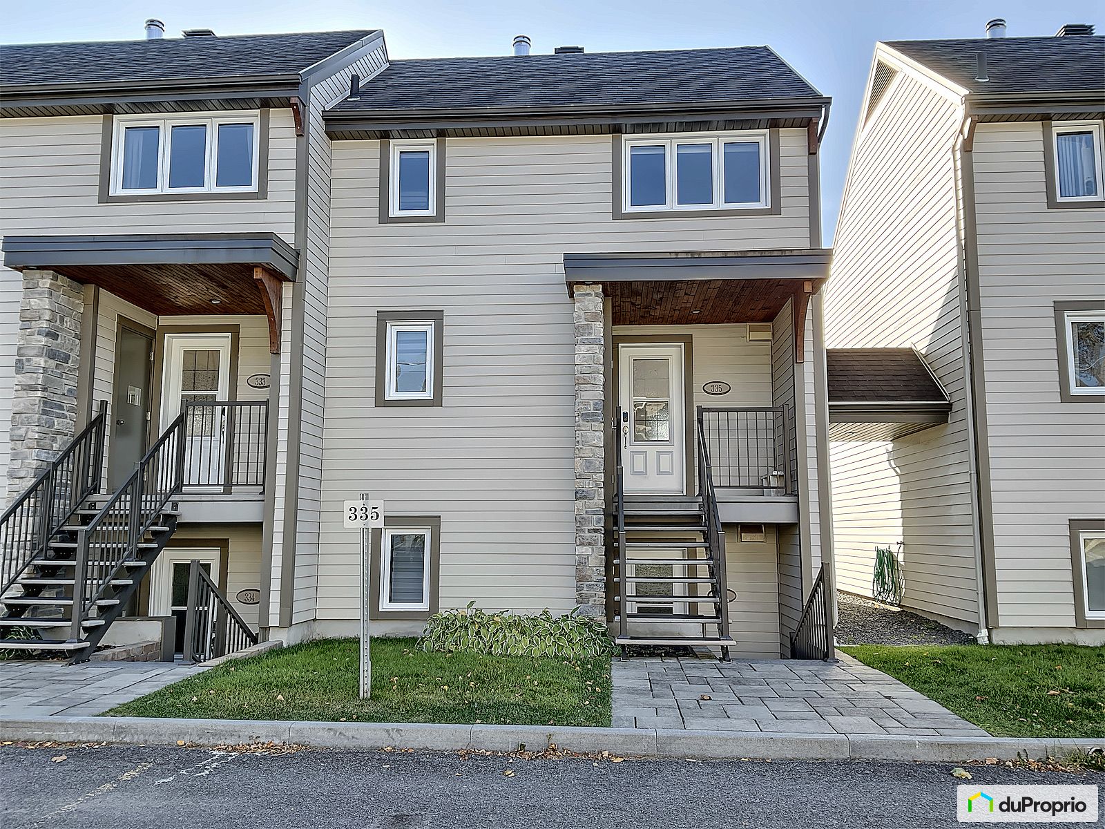 335 200 Rue Au Pied Du Mont — photo 1