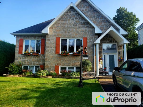 2255, rue des Belles de Nuit, St-Émile à vendre