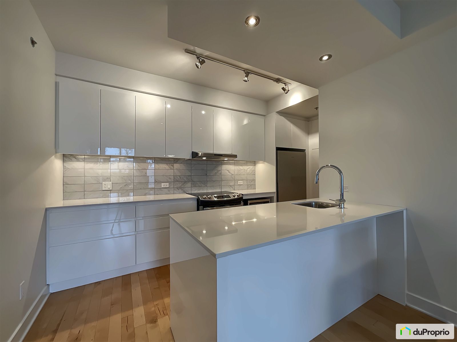 761 Rue Des Carrieres — photo 1