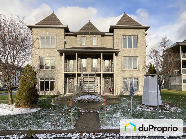 1289, rue de Saturne, St-Romuald à vendre