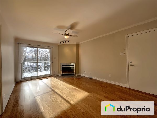 Salon / Salle à manger - 10-04-10, place du Carrefour Dupont, ND-Des-Prairies à vendre