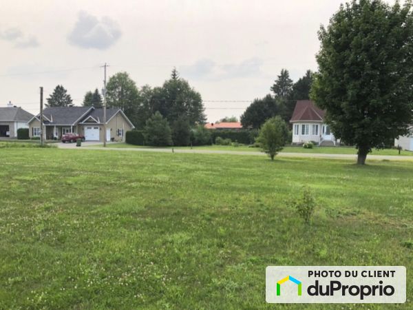 8 rue Rocque, St-André-Avellin for sale