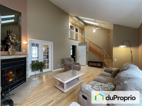 Salon - 68, rue des Tilleuls, Ste-Therese à vendre