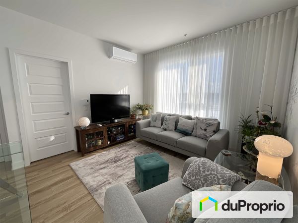 Salon - 305-3035, rue des Gouverneurs, Duvernay à vendre