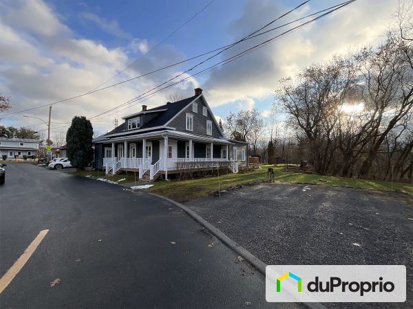 Driveway - 135-137 rue Lapérade, St-Pierre-Les-Becquets for sale