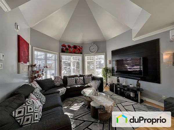 Salon - 551, rue du Mûrier, St-Amable à vendre