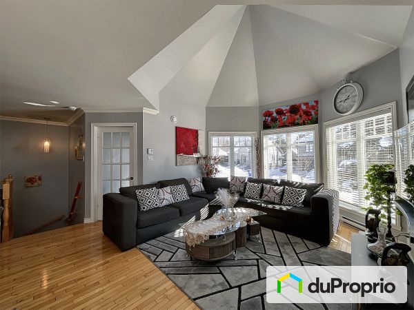 Salon - 551, rue du Mûrier, St-Amable à vendre