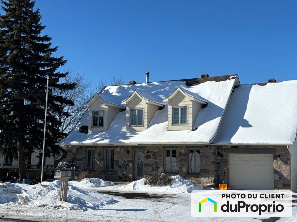 1251 chemin des Patriotes Nord, Mont-St-Hilaire for sale