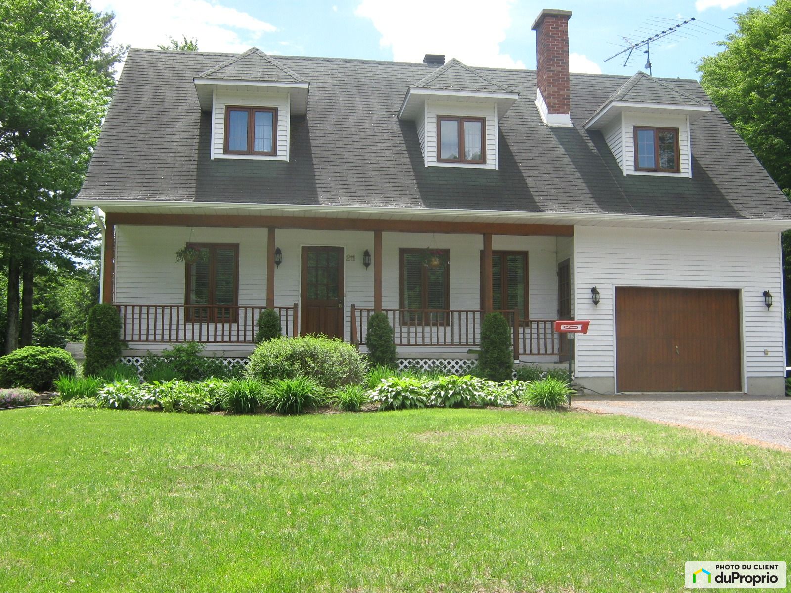 211 4E Avenue — photo 1