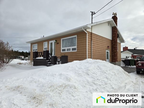 9 chemin Chiasson, Iles-de-la-Madeleine (L'Étang-du-Nord) for sale